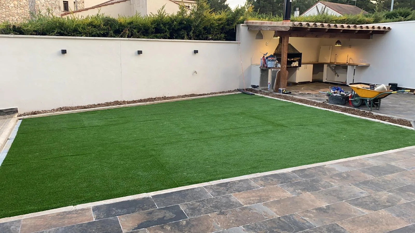 Espacio exterior ajardinado con pavimento y zona cubierta