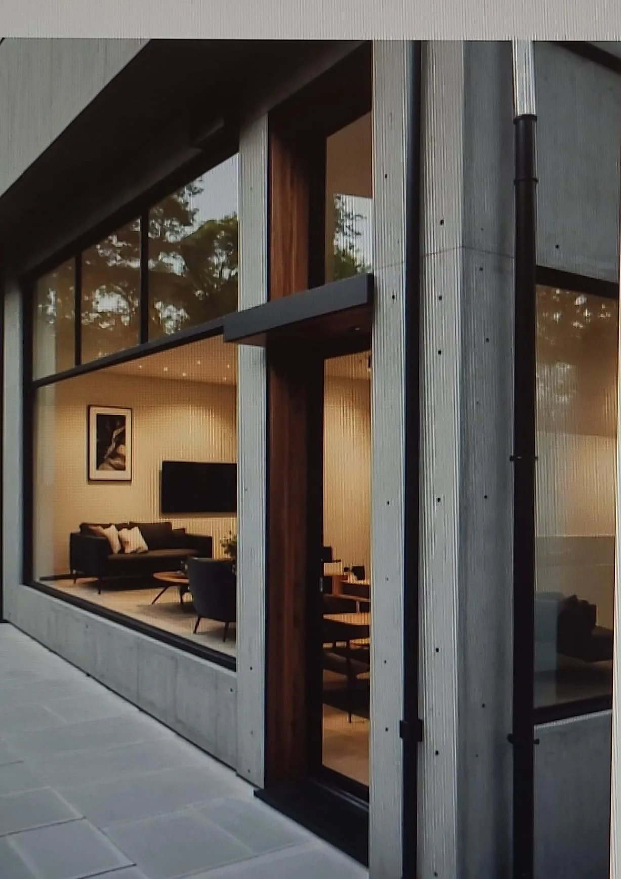 Fachada de vivienda contemporánea con grandes superficies acristaladas