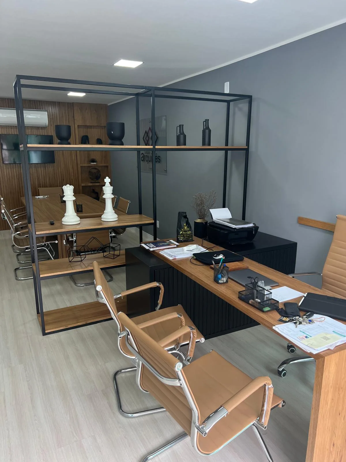 Espacio de trabajo de Grupo Arquigés con mesa y estantería divisoria