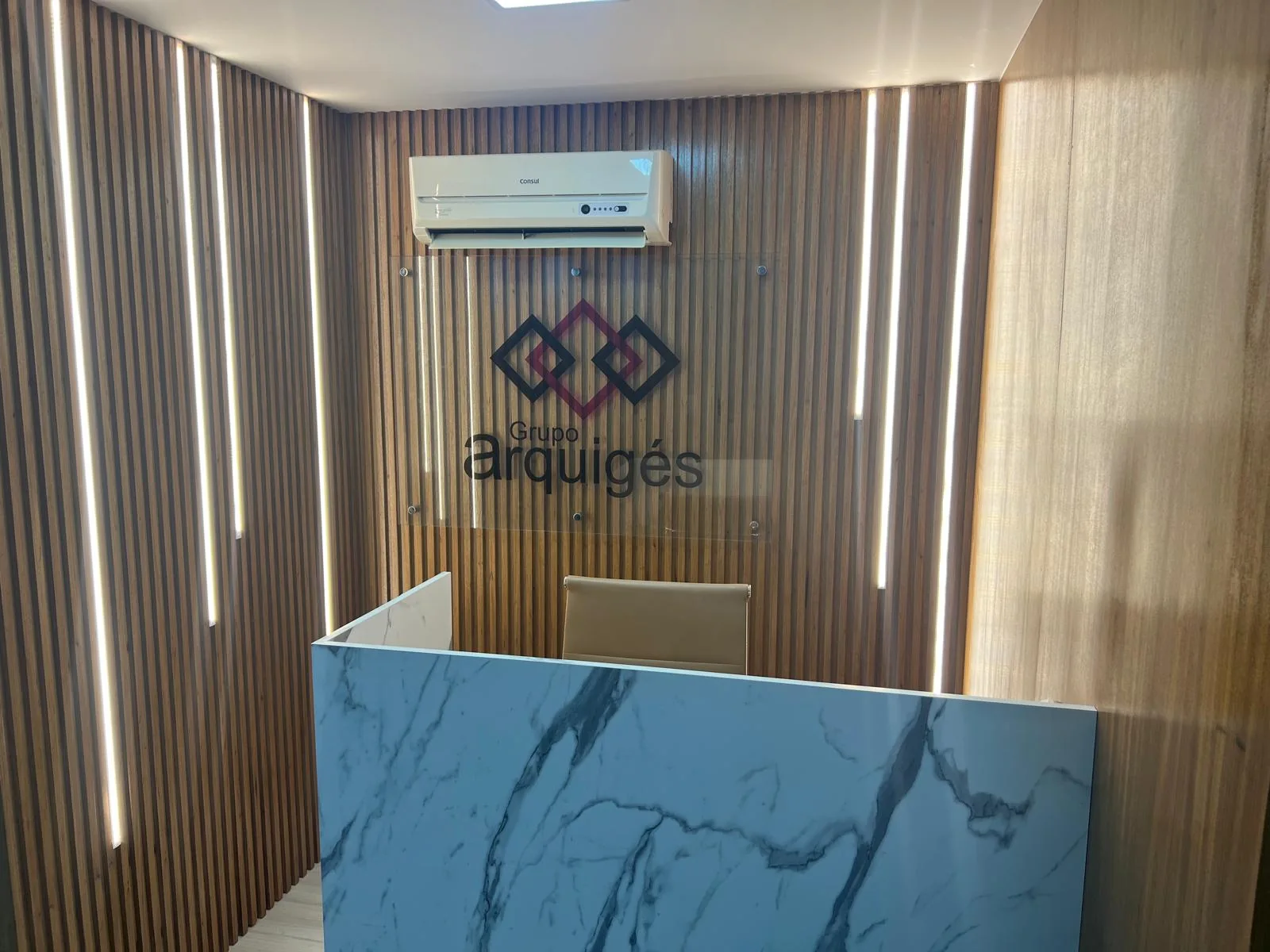 Recepción de las oficinas de Grupo Arquigés con mostrador y logotipo corporativo