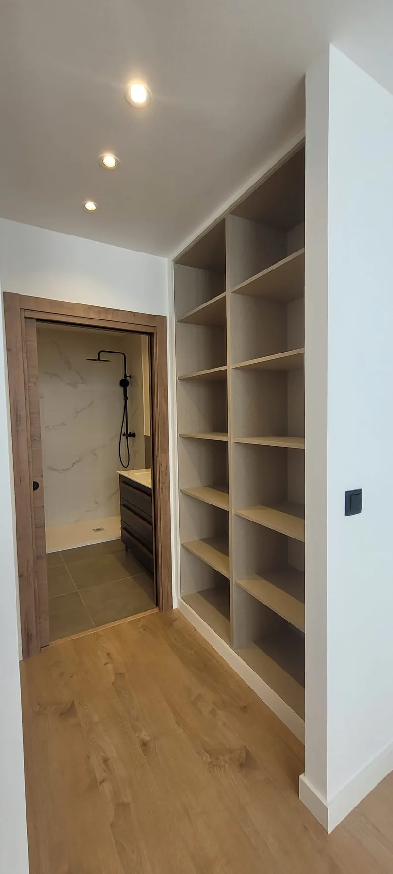 Reforma interior con mueble de almacenaje a medida junto al baño